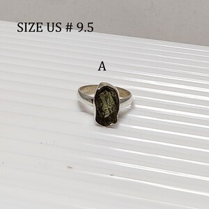 Pu&ograve; includere: Un anello d'argento con una pietra preziosa verde. L'anello &egrave; di misura US #9.5. L'anello &egrave; etichettato con la lettera "A".