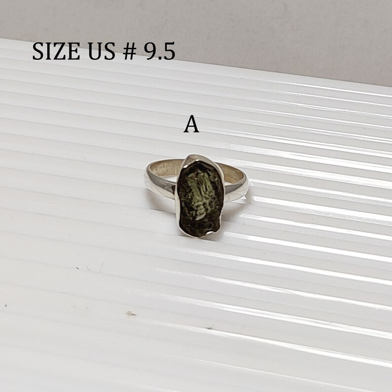 Pu&ograve; includere: Un anello d'argento con una pietra preziosa verde. L'anello &egrave; di misura US #9.5. L'anello &egrave; etichettato con la lettera "A".