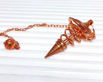 Pêndulo de radiestesia em espiral de cobre, para equilíbrio energético e meditação.