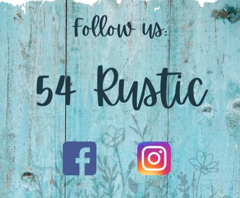 Peut inclure: Une pancarte en bois bleu avec des fleurs blanches peintes et le texte "Suivez-nous : 54 Rustique". La pancarte pr&eacute;sente &eacute;galement des ic&ocirc;nes pour Facebook et Instagram.
