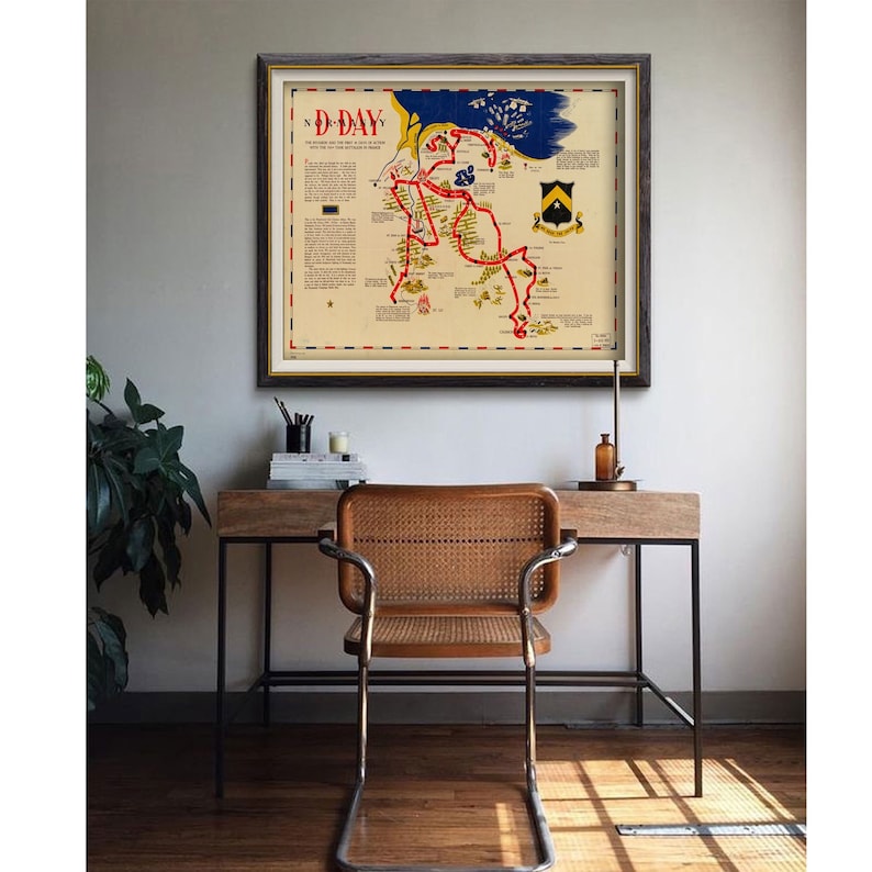 Puede incluir: Un mapa vintage enmarcado de la invasi&oacute;n del D&iacute;a D en Normand&iacute;a, Francia. El mapa muestra las playas de desembarco, los movimientos de tropas y las ubicaciones clave. El mapa est&aacute; en un marco de madera oscura y est&aacute; colgado en una pared blanca.