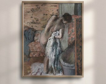 Peut inclure: Un dessin au pastel d'une personne debout dans une pièce, partiellement vêtue, tenant une serviette. La personne est de dos par rapport au spectateur. La pièce a un papier peint à motifs et une porte en bois.