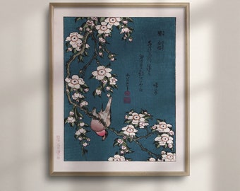 Peut inclure: Une estampe japonaise vintage sur bois représentant un oiseau perché sur une branche de fleurs blanches sur fond bleu. L'estampe comprend du texte japonais.