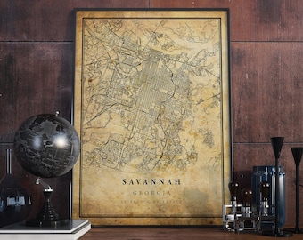 Könnte beinhalten: Ein Vintage-Karten-Druck von Savannah, Georgia. Die Karte ist in einem schwarzen Rahmen gerahmt und hat einen beigefarbenen Hintergrund mit schwarzen Linien und Text. Der Text unten lautet "Savannah, Georgia, 32.0825°N 81.1536°W".