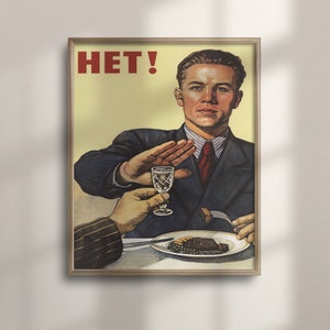 Puede incluir: Un cartel de propaganda vintage con un hombre con traje que dice "HET!" mientras levanta la mano para detener a alguien que le da un vaso de alcohol. El cartel tiene un fondo amarillo y está enmarcado en madera.