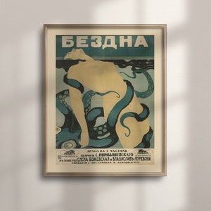 Op de afbeelding: Een vintage poster voor een toneelstuk genaamd "De Afgrond" in het Russisch. De poster toont een vrouw met lang donker haar die door een grote octopus het water in wordt getrokken. De tekst op de poster luidt "De Afgrond" in het Russisch, gevolgd door de titel van het stuk, de auteur en de acteurs.