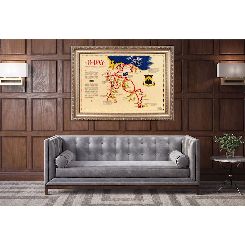 Puede incluir: Un mapa vintage de los desembarcos de Normand&iacute;a en el D&iacute;a D, el 6 de junio de 1944. El mapa muestra las playas de desembarco, las fuerzas aliadas y las defensas alemanas. El mapa est&aacute; enmarcado en un marco dorado y est&aacute; colgado en una pared.