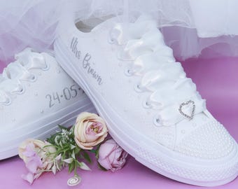 Personalisierte Perlen-Hochzeits-Converse: Braut-Turnschuhe mit Satinband