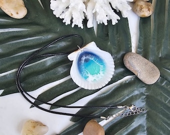 Resina epoxi Ocean Scallop Shell collar en cordón negro Idea de regalo Jewelry Lover Beach Vibes