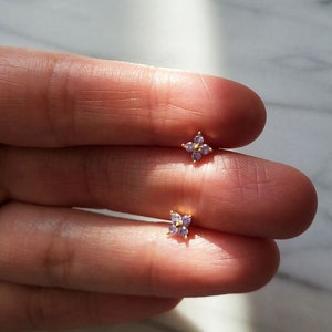 Amethist Bloem cz stud oorbellen-Emerald, zwarte steen 4 blad Dainty Tiny Flower stud oorbellen -18k goud minimalistische Crystal oorbellen voor moeder