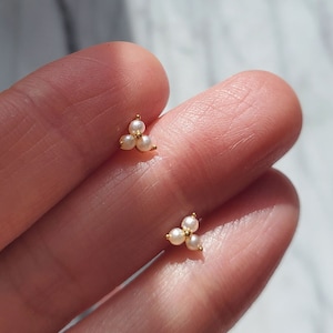 3 つのパール スタッド イヤリング - 小さなゴールド パール スタッド、18K ゴールド トラガス イヤリング、お母さんへのミニマリスト ドット イヤリング - 母の日ギフト - ブライズメイド ギフト