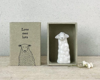 East Of India - Sottobicchiere In Porcellana A Forma Di Cuore Con Scritta 'Happiness Is A...'