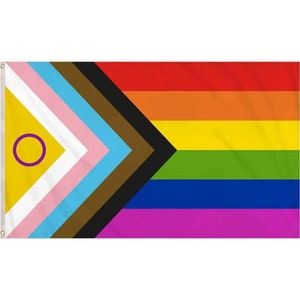 Puede incluir: Una bandera rectangular con el diseño de la bandera del Orgullo Progresista. La bandera tiene un arcoíris de colores, un galón negro y un triángulo amarillo con un círculo morado. La bandera es un símbolo del orgullo y la inclusión LGBTQ+.