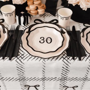 6 cremefarbene und schwarze Pappteller mit der Aufschrift „Hello 30“, Partyzubehör mit Schleifenmotiv zum 30. Geburtstag, monochrome Party