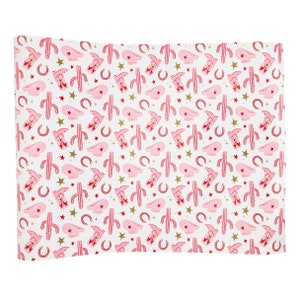 Puede incluir: Papel de regalo rosa y blanco con un patrón repetido de sombreros de vaquero, botas, cactus y estrellas.