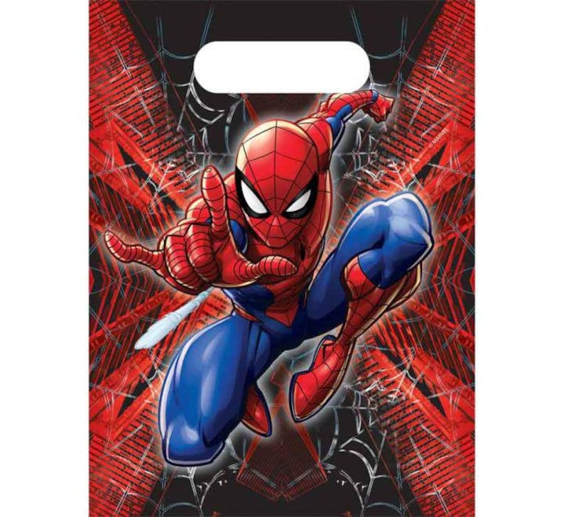 Puede incluir: Una bolsa de regalo roja, azul y negra con tem&aacute;tica de Spider-Man. La bolsa presenta una ilustraci&oacute;n din&aacute;mica de Spider-Man en acci&oacute;n, sobre un fondo de dise&ntilde;os de telara&ntilde;as rojas y un fondo negro. Tiene un asa troquelada.