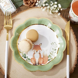 Piatti di carta per feste a tema animali del bosco per bambini x 16, set di stoviglie per baby shower di Kate Aspen, con piattini, motivo cervo ed eucalipto, per compleanno, battesimo