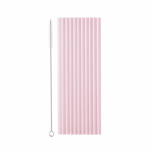 Può includere: Un set di cannucce rosa riutilizzabili con una spazzola per la pulizia. Le cannucce sono realizzate in materiale rosa pieno e hanno un design a coste. La spazzola per la pulizia ha un manico in metallo e setole bianche.
