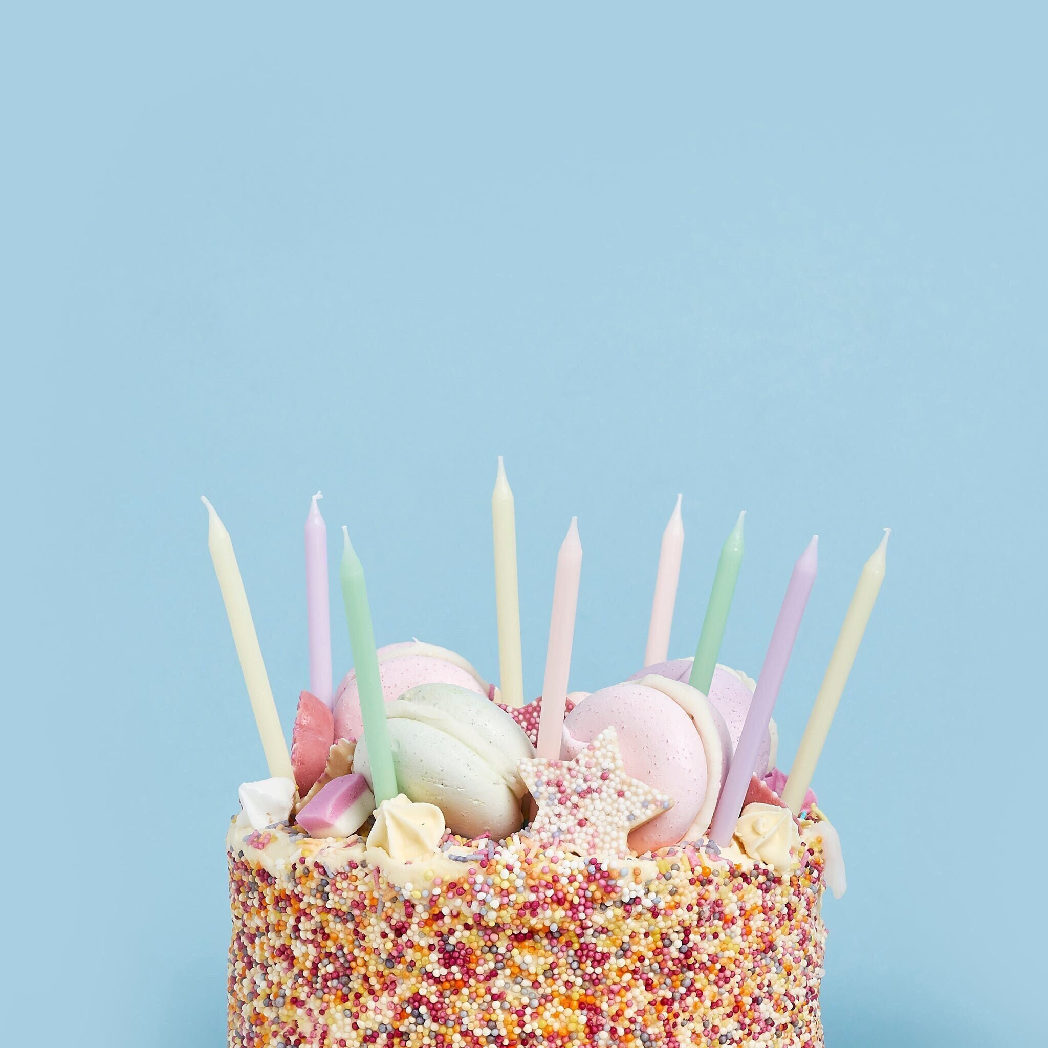 Torta Di Compleanno Dolce Sveglia Con La Candela Illustrazione di Stock