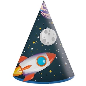 Puede incluir: Un gorro de fiesta cónico con temática espacial. El gorro presenta un cohete blanco con detalles naranjas y azules, una luna llena, estrellas y planetas sobre un fondo azul oscuro. Ideal para una fiesta de cumpleaños o temática espacial.