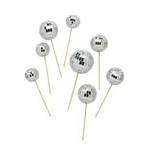 Peut inclure: Un ensemble de huit boules disco argent&eacute;es sur des b&acirc;tonnets en bois. Les boules disco sont toutes de la m&ecirc;me taille et ont une surface miroir.