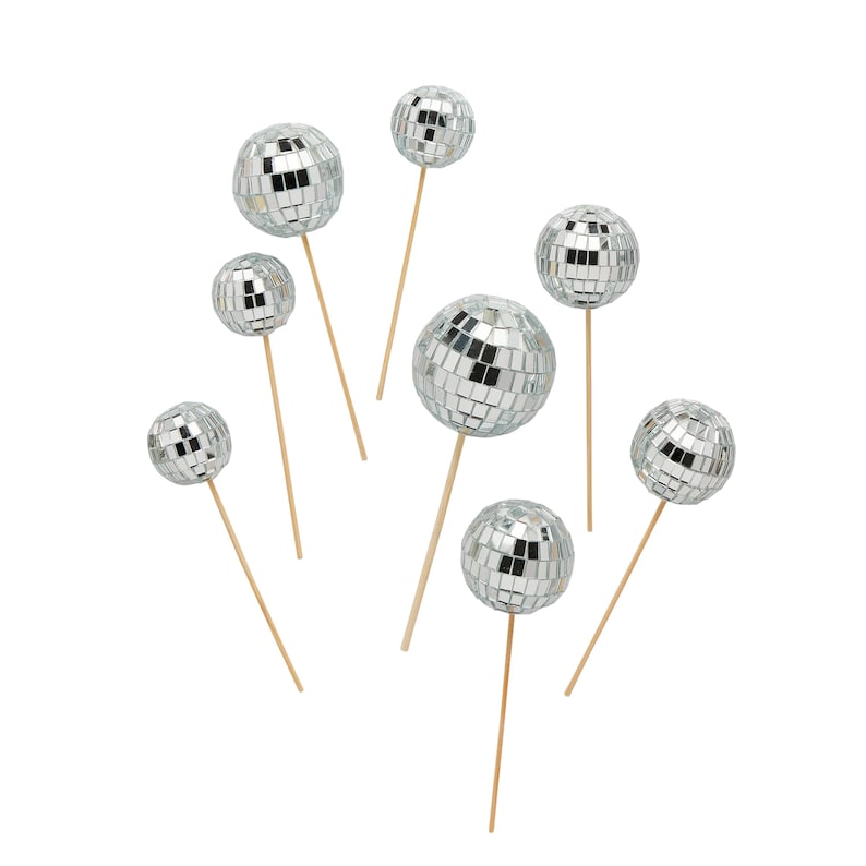 Peut inclure: Un ensemble de huit boules disco argent&eacute;es sur des b&acirc;tonnets en bois. Les boules disco sont toutes de la m&ecirc;me taille et ont une surface miroir.