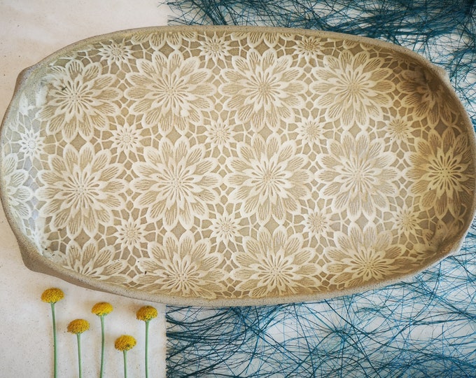Keramiktablett, Keramikschale mit Blumendekorationen, handgefertigte Keramik, rustikale einzigartige Servierschale