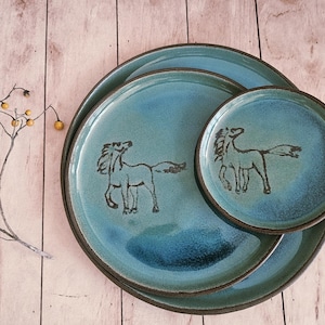 Juego de platos de cerámica turquesa: Plato de servir de cerámica hecho a mano con caballos grabados.