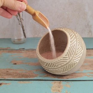 Keramik Salzstreuer & Holzlöffel, Salzstreuer aus Keramik, Salzbehälter aus Steinzeug, Einzigartiges Küchengeschenk, Handgemachter Salzbehälter Bild 3