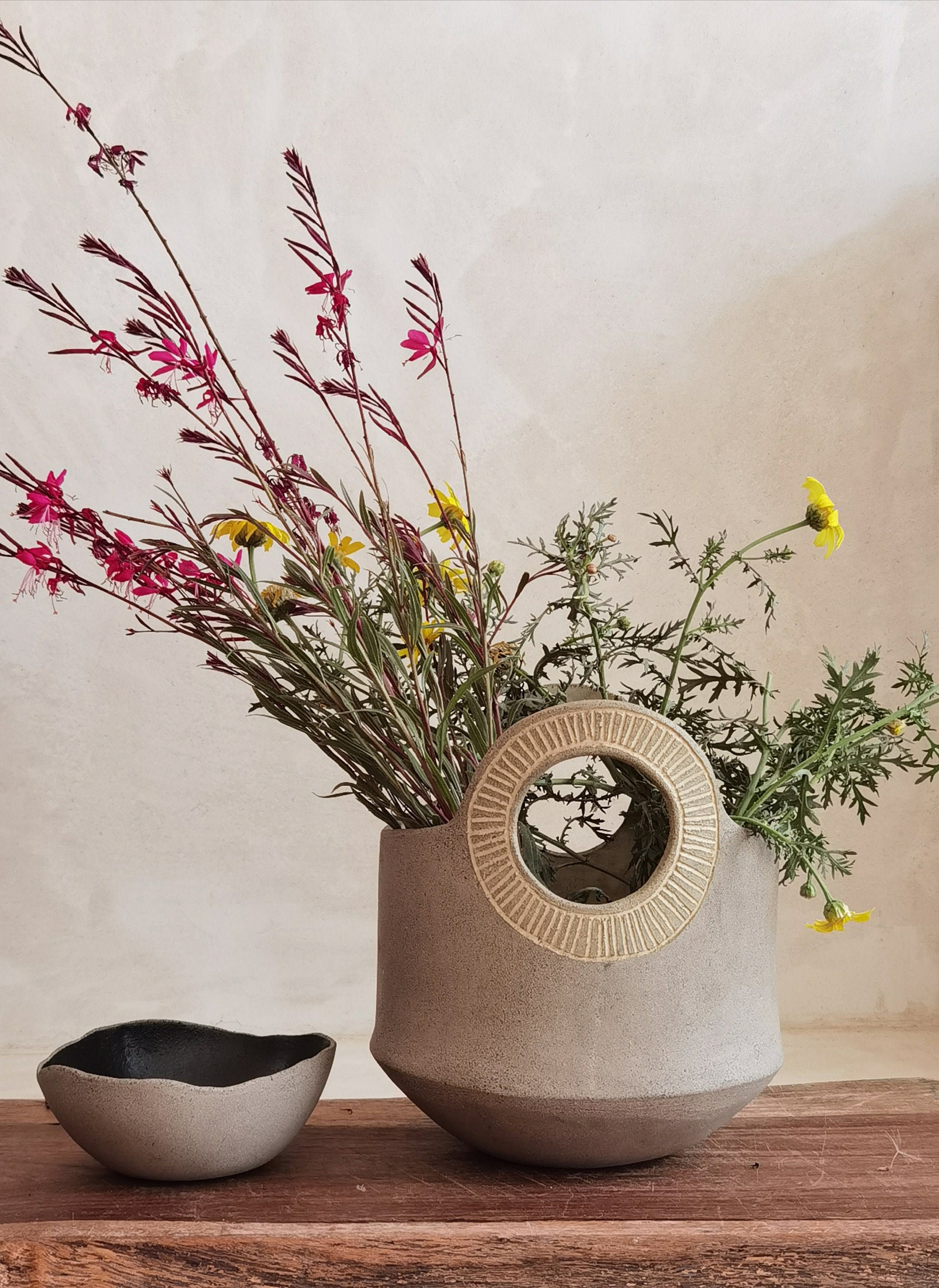 Vase en Céramique Brun Clair avec Gravures à Main Libre Décorations | Vase Poterie Poignées