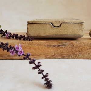Quadratische Keramikdose | Dekoriert mit Gelben Druck und Beige Glasur | Keramik Schmuckkästchen | Drei Cell Box