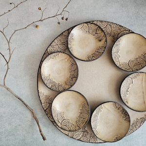 Modern keramisk sedertallrik: Beige glaserad med bladdekoration