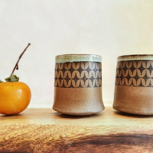 DUE TAZZE, Set di tazze in ceramica marrone chiaro, Set di tazze fatte a mano, Set di tazze per gli amanti del tè, Set di bicchieri moderni