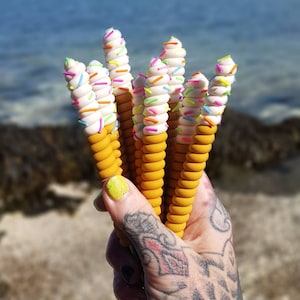バニラアイスクリームスパイラルかぎ針 • 手作りポリマー粘土 • ユニークでモダンな人間工学 • Boye スタイルのかぎ針