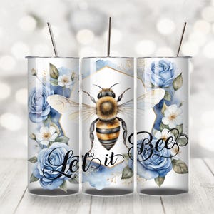 Puede incluir: Tres vasos de acero inoxidable con un diseño de acuarela de rosas azules, flores blancas y una abeja con el texto "Let it Bee".