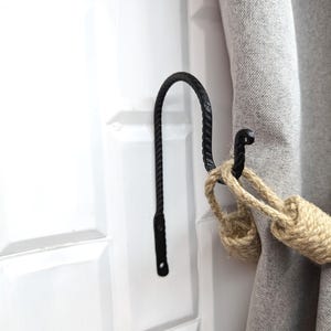 鍛鉄製カーテンフック：黒色鍛造メタルタオルフック