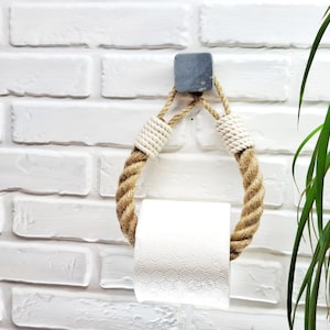 Elegante porta carta igienica con gancio in marmo e corda di juta con bordo bianco. Pratico arredo bagno