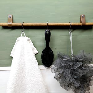 Holder for towels and bathroom accessories | Wooden organizer with leather straps - Hanging Storage Kit rack rod