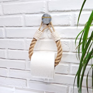 Elegante porta carta igienica con gancio in marmo grigio e corda di juta con bordo bianco. Elegante accessorio per il bagno.