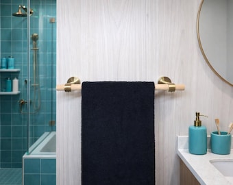 Toallero de madera con herrajes de latón: decoración de baño elegante y duradera.