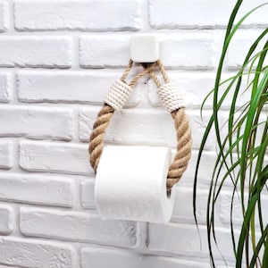 Elegante porta carta igienica con gancio in marmo bianco e corda di juta. Elegante arredo bagno