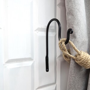 鍛造金属カーテンフック：黒の錬鉄製タオルフック