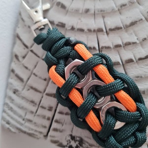 Make the Snake Knot Paracord Bracelet w/ Mad Max Style Closure -  BoredParacord.com 