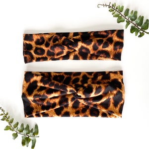 Puede incluir: Dos diademas anudadas de estampado de leopardo marrón y negro. Las diademas están hechas de un tejido suave y elástico.