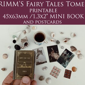 Könnte beinhalten: Ein druckbares Mini-Buch und Postkarten mit Grimms Märchen, Band IV. Das Buch ist 1,3 x 2 Zoll groß und wird auf einer weißen Oberfläche mit Muscheln und einer Tasse Tee gezeigt.