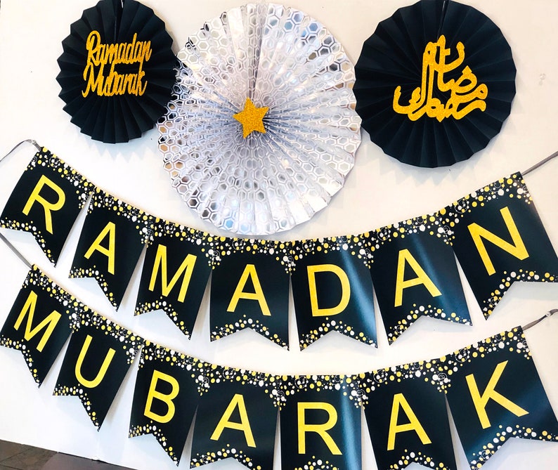 Pre Assembled Elegant Design Ramadan Banner Ramadan Mubarak Banner with Black Silver Paper Fans Beautiful