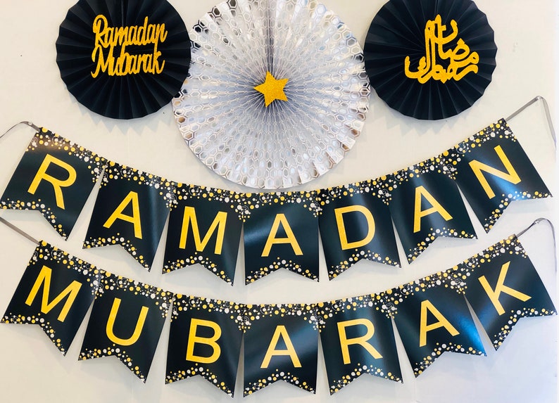 Pre Assembled Elegant Design Ramadan Banner Ramadan Mubarak Banner with Black Silver Paper Fans Beautiful