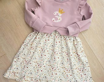 Geburtstagskleid, Geburtstagsoutfit, Outfit 1. Geburtstag, Kleid mit Geburtstagszahl, Rüschen an den Schultern und Saumen, rosa
