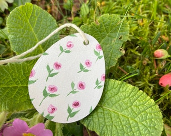 Petit oeuf de Pâques fleuri en bois plat peint à la main.