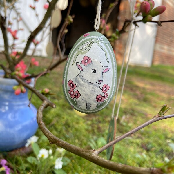 Oeuf de Pâques en bois peint à la main « Monsieur l’Agneau parmi les fleurs »